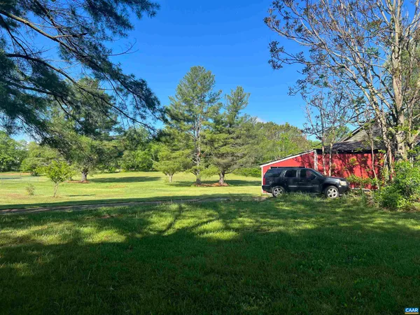 a view of yard with green space