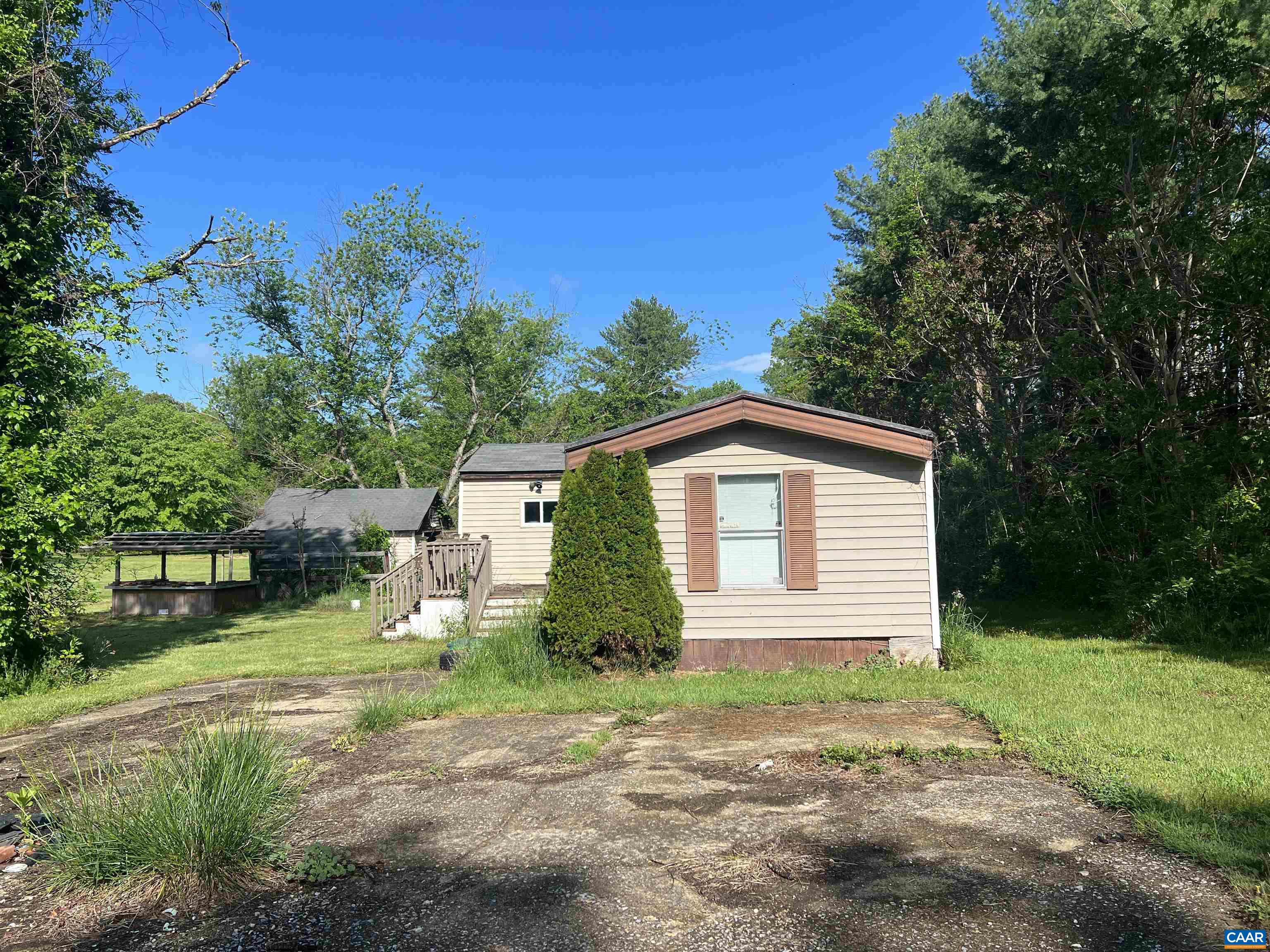 19 Mathews Lane Lyndhurst, VA 22952 - Photo 9 of 70 a front view of a house with a yard and garage