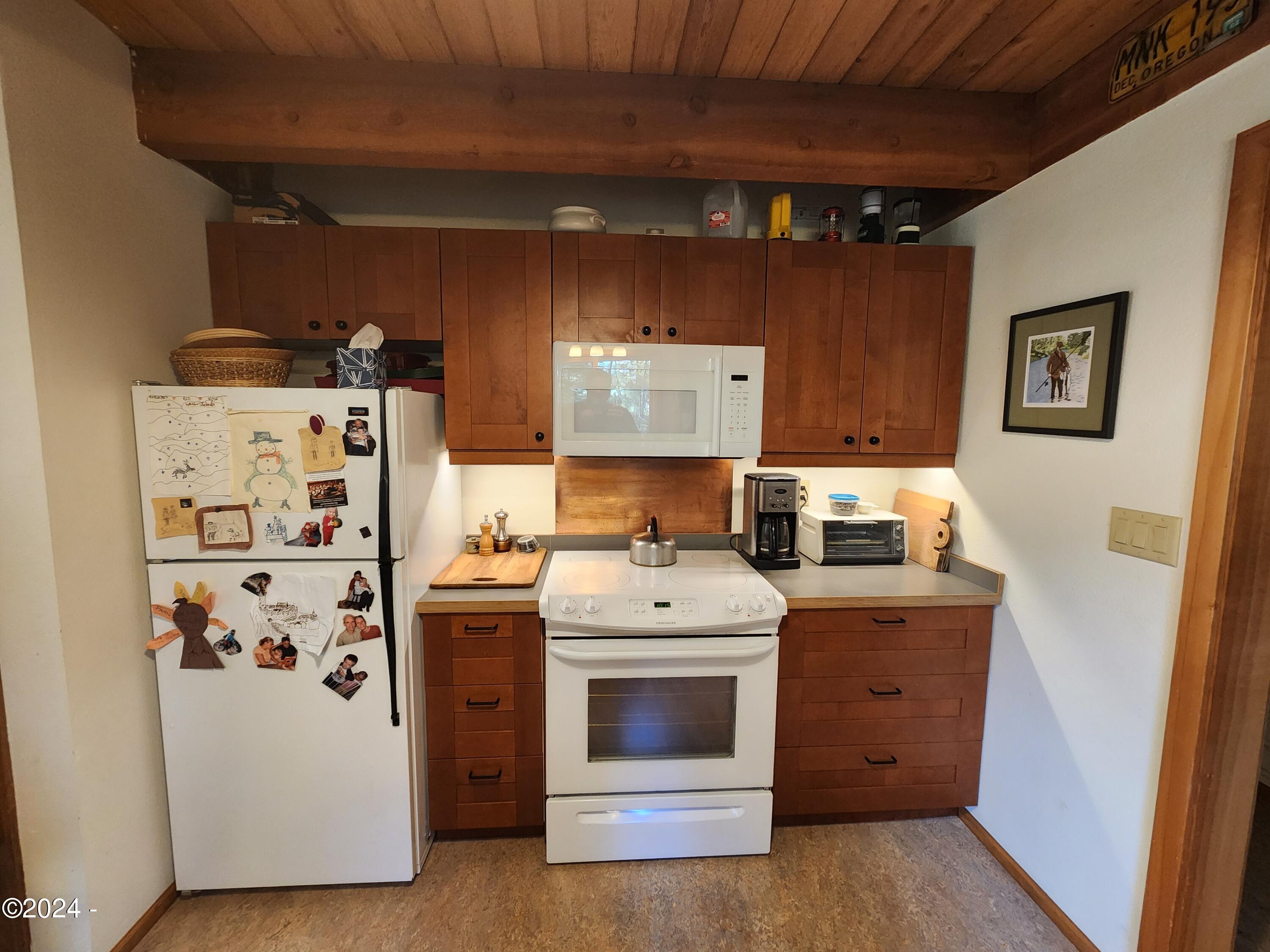 56986 Besson Road Bend, OR 97707 - Photo 11 of 27 Kitchen