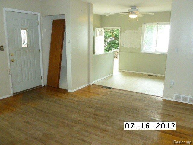600 East 14 Mile Road Clawson, MI 48017 - Photo 4 of 7 liv rm.jpg