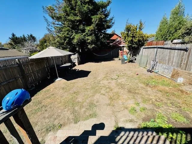 a view of a backyard