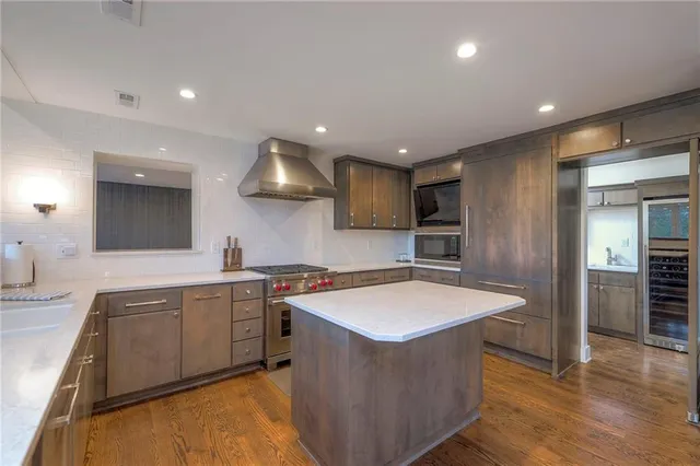 $1,299,000 | 132 Lakeshore Drive West, Lake Quivira, KS 66217