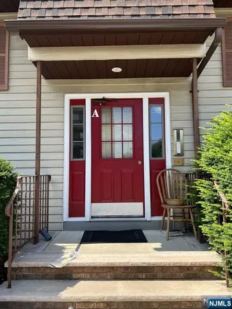 a view of entryway with a house