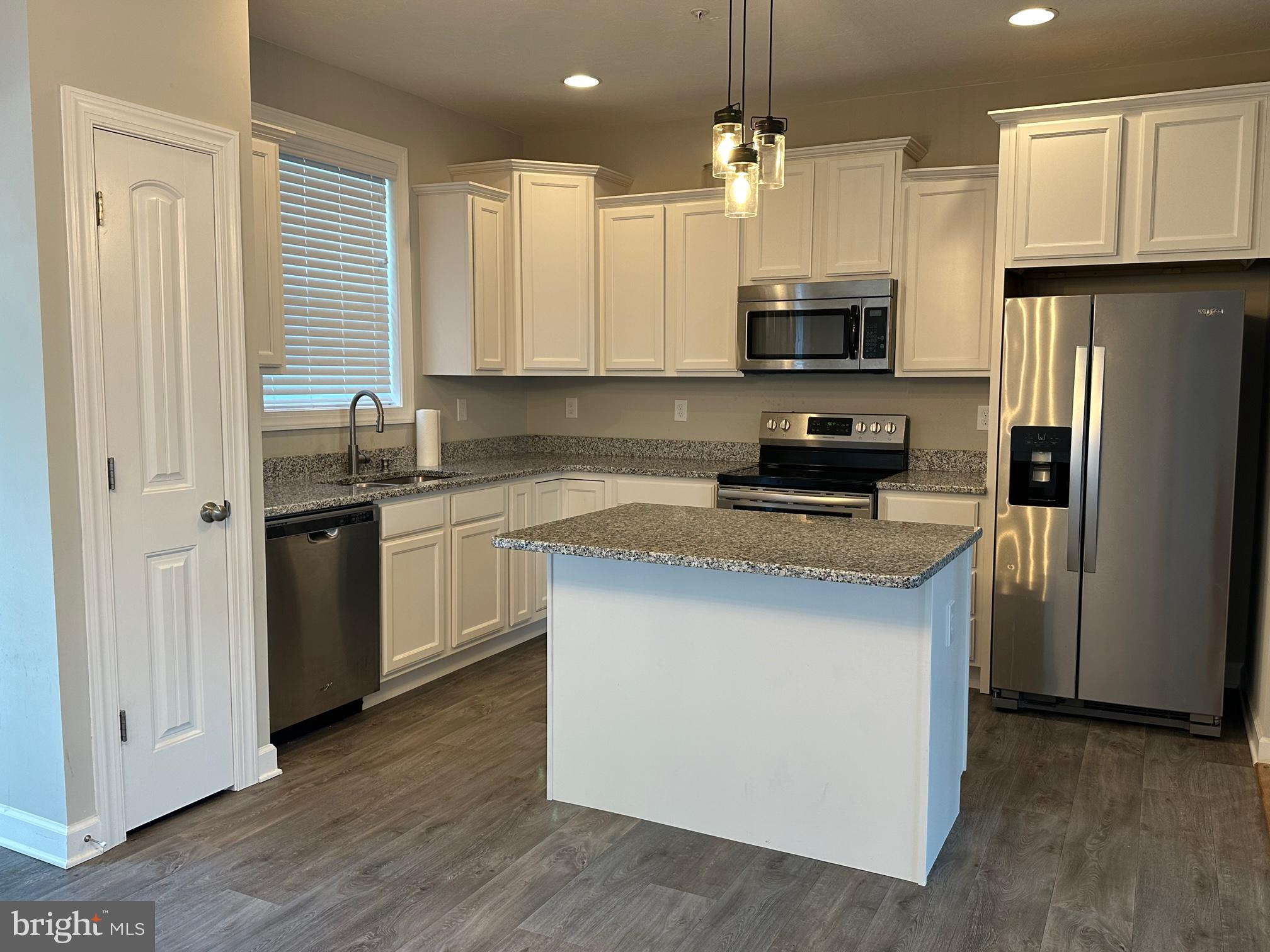 34 Overlook Dr. Hanover, PA 17331 - Photo 7 of 26 Kitchen w/ island