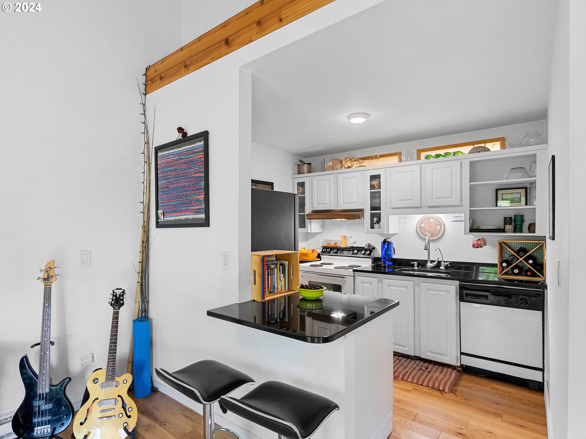 7528 Southwest Barnes Road, Unit A Portland, OR 97225 - Photo 6 of 24 Gallery Image 6