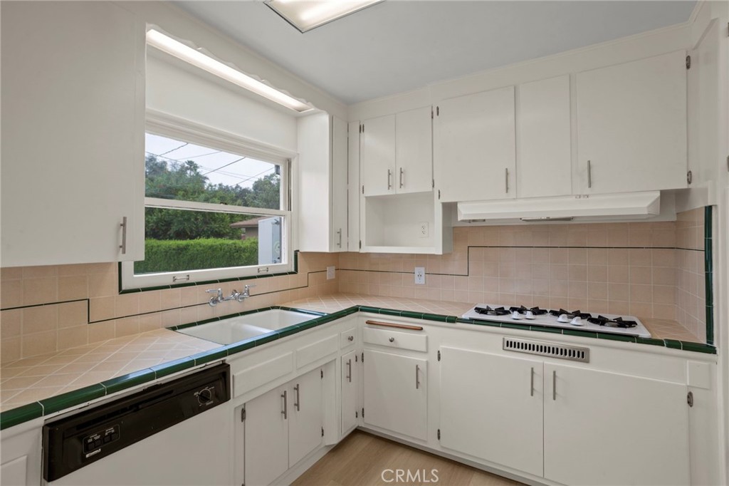 3483 Wanda Way Riverside, CA 92506 - Photo 9 of 32