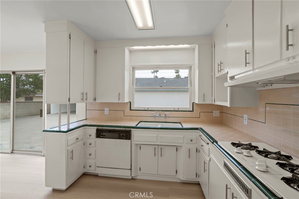 3483 Wanda Way Riverside, CA 92506 - Photo 10 of 32