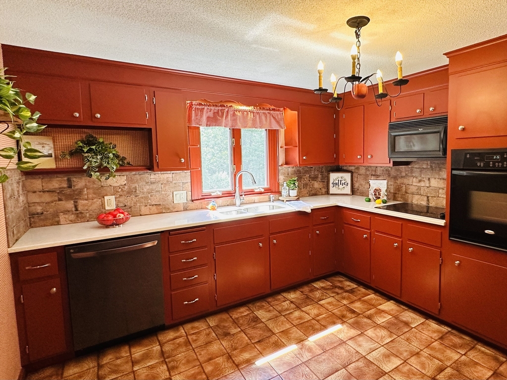 1193 Amostown Road West Springfield, MA 01089 - Photo 9 of 35 Gallery Image 9