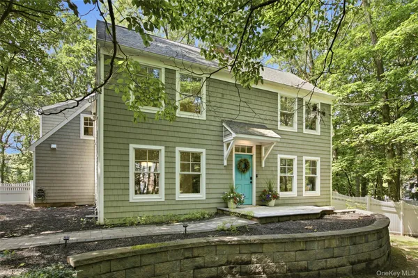 $1,069,999 | 18 West Meadow Road, Setauket, NY 11733