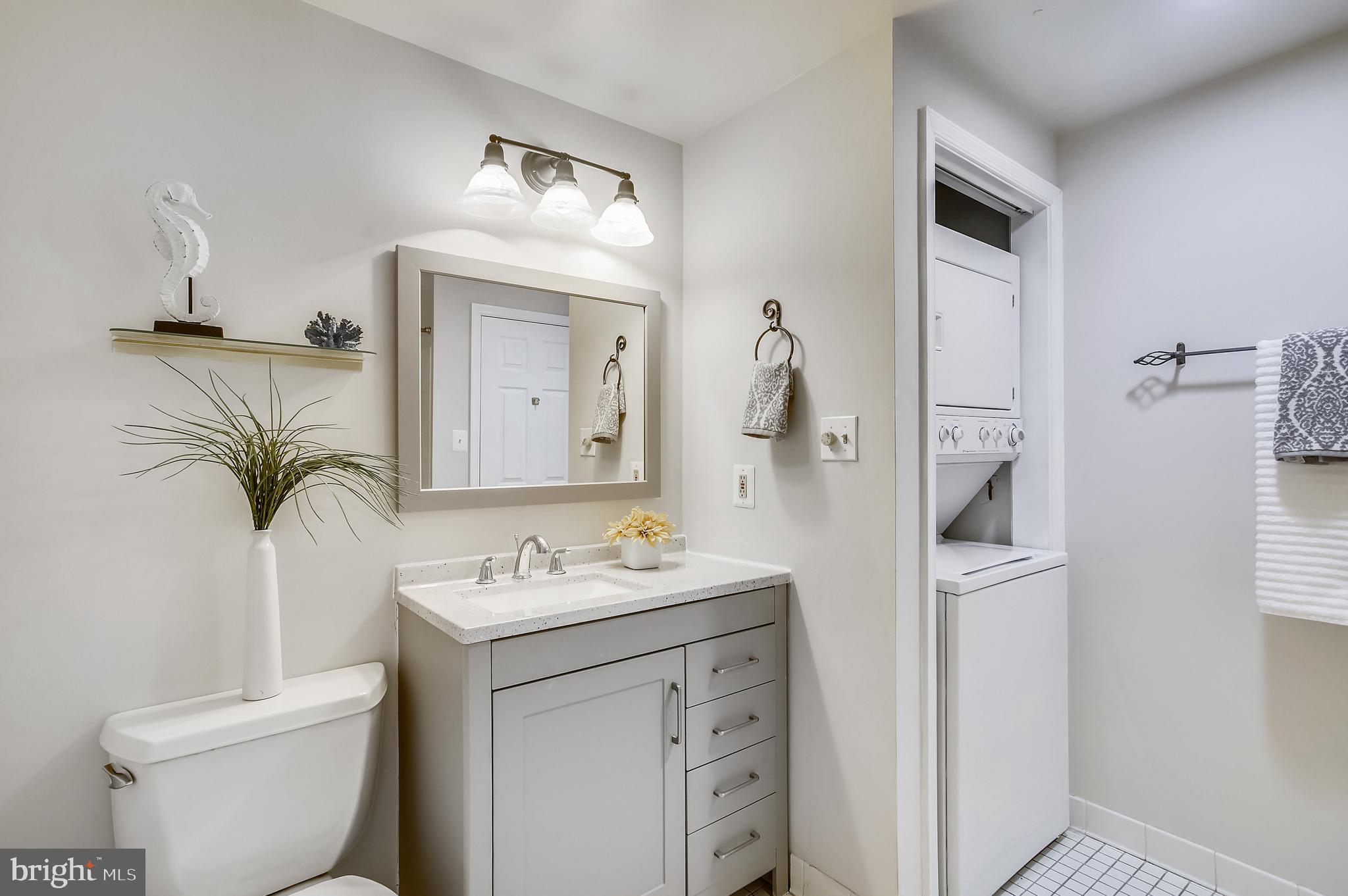 1000 Fell Street, Unit 415 Baltimore, MD 21231 - Photo 21 of 37 Bathroom - washer, dryer