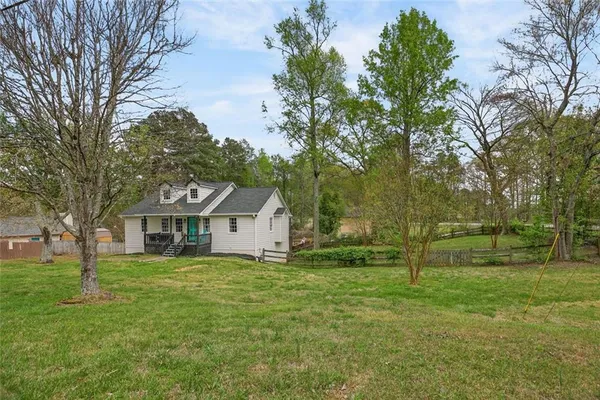 a view of a house with a yard
