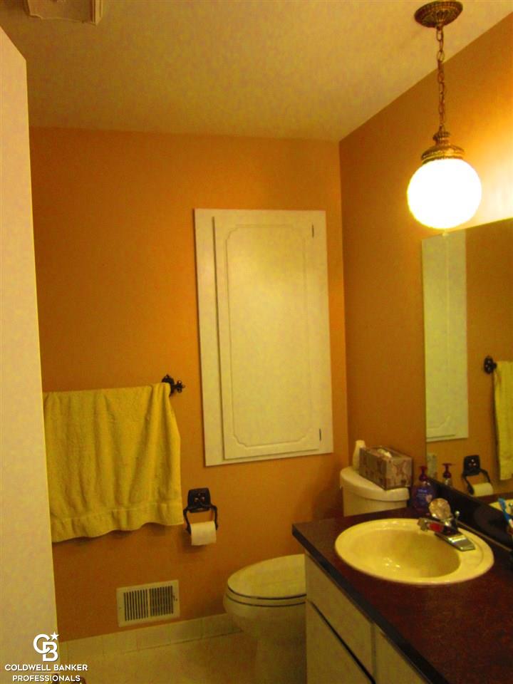 11374 Common Road Warren, MI 48093 - Photo 8 of 52 31239118-7.JPG