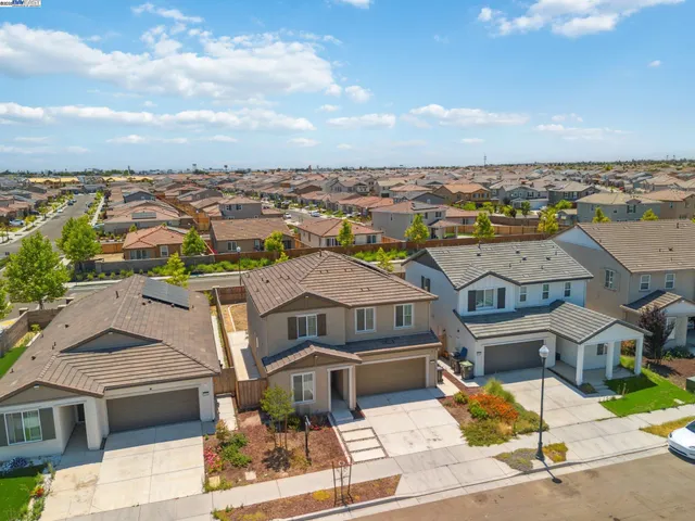 a picture of a lake view