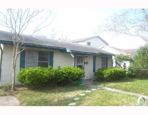 a front view of house with yard