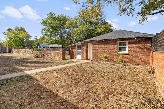 a view of a house with backyard