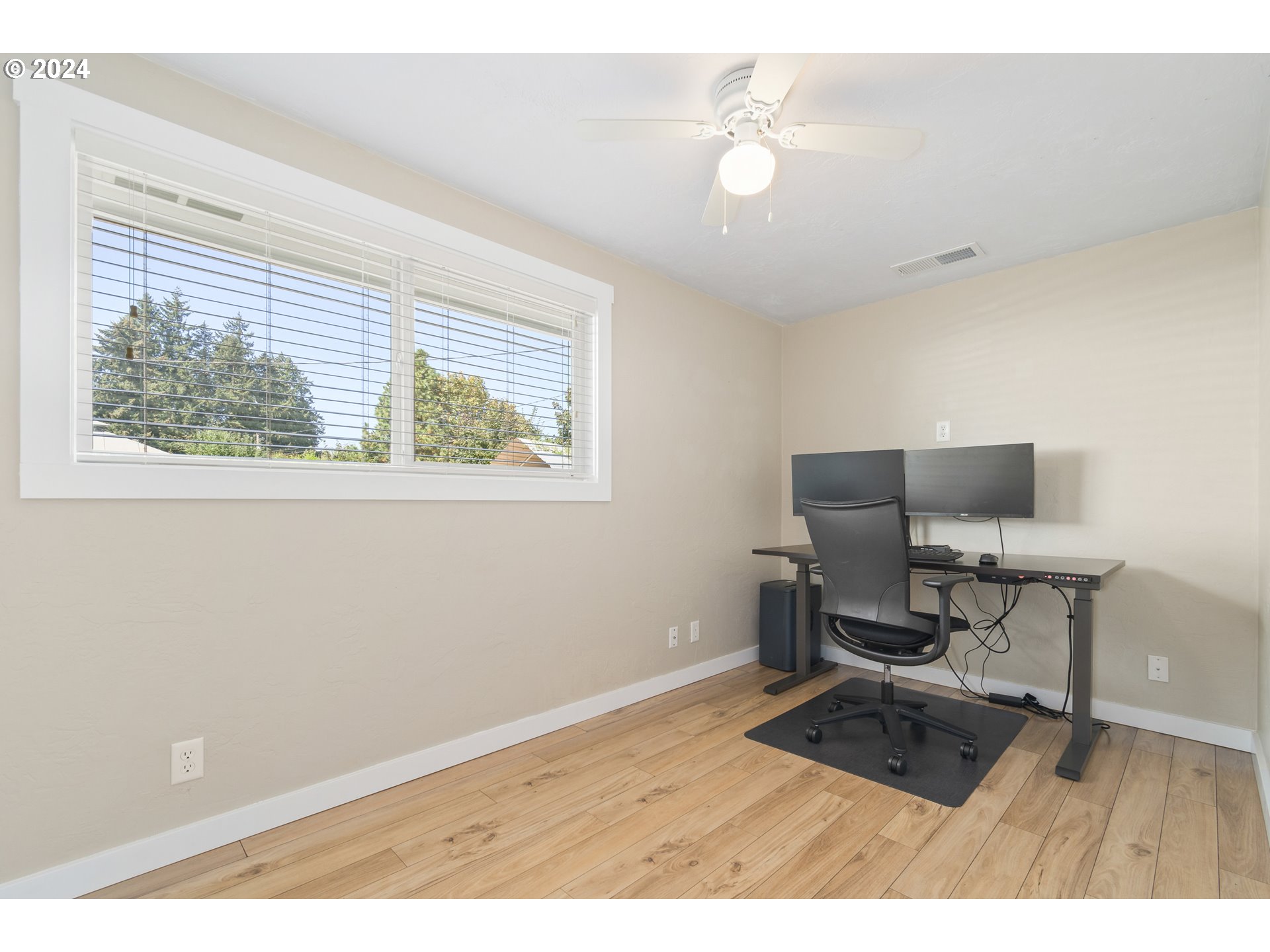 273 West Anchor Avenue Eugene, OR 97404 - Photo 18 of 43 a workspace with a window