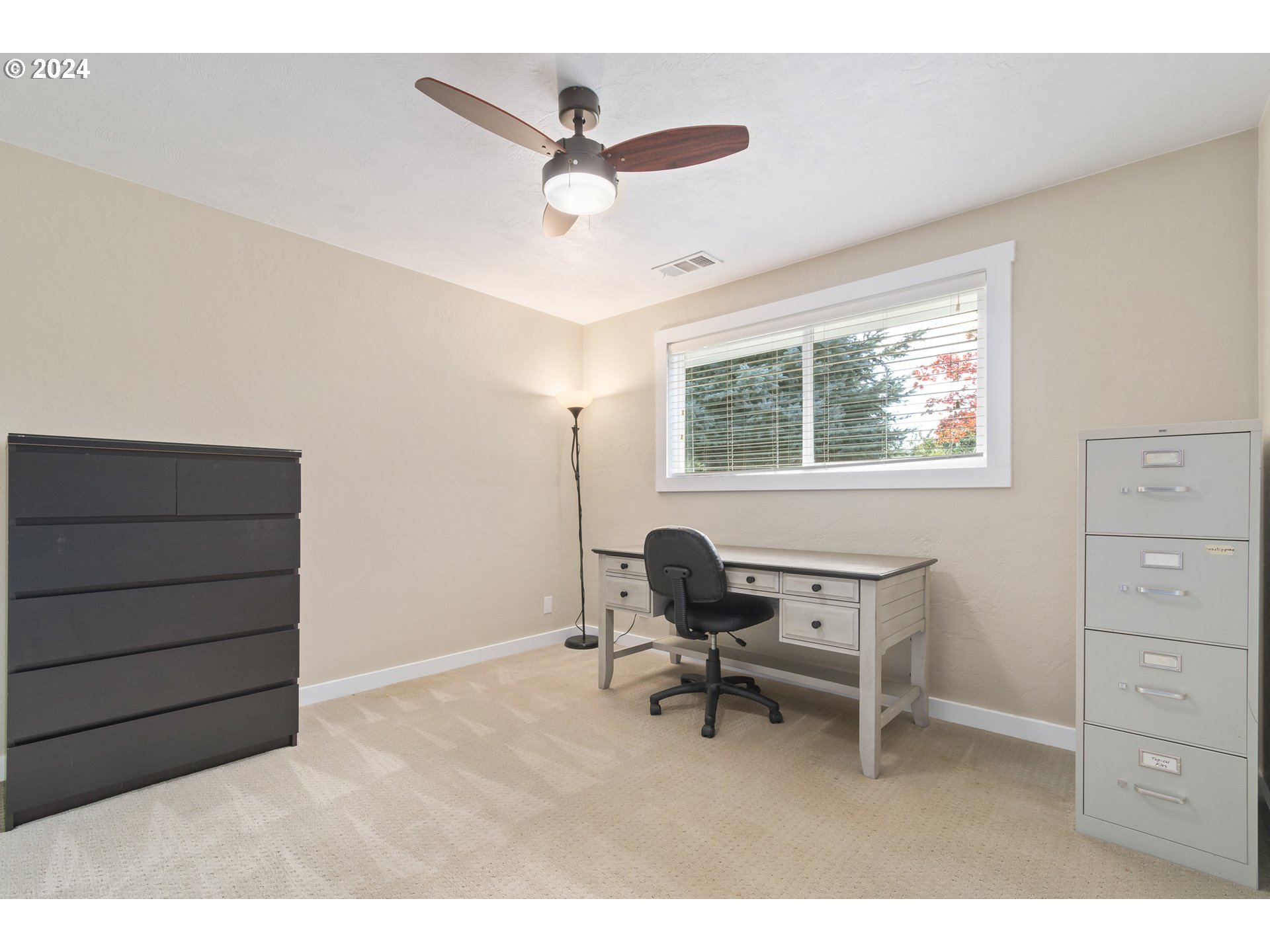 273 West Anchor Avenue Eugene, OR 97404 - Photo 29 of 43 a living room with furniture and a window