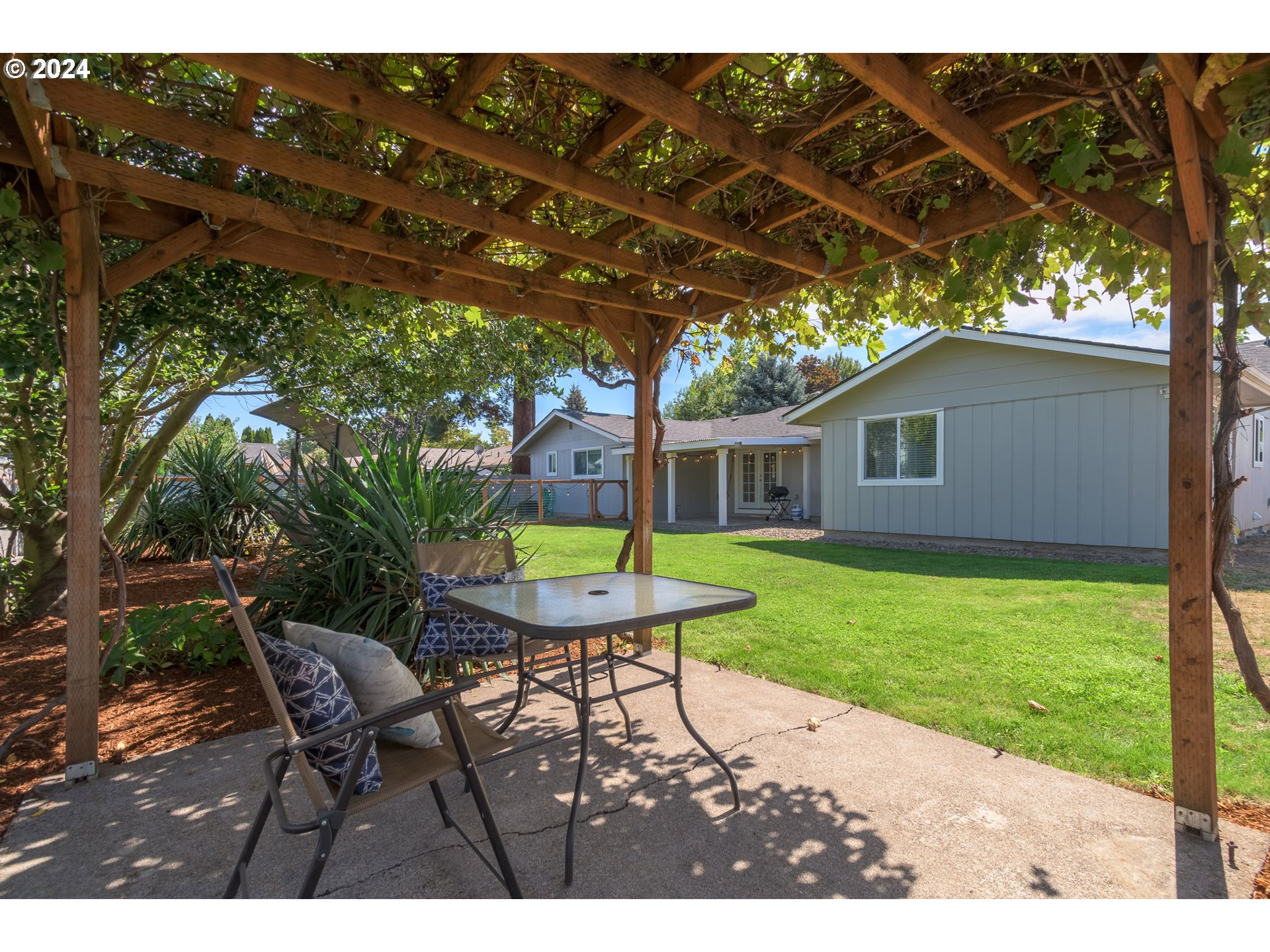 273 West Anchor Avenue Eugene, OR 97404 - Photo 37 of 43 a backyard of a house with table and chairs