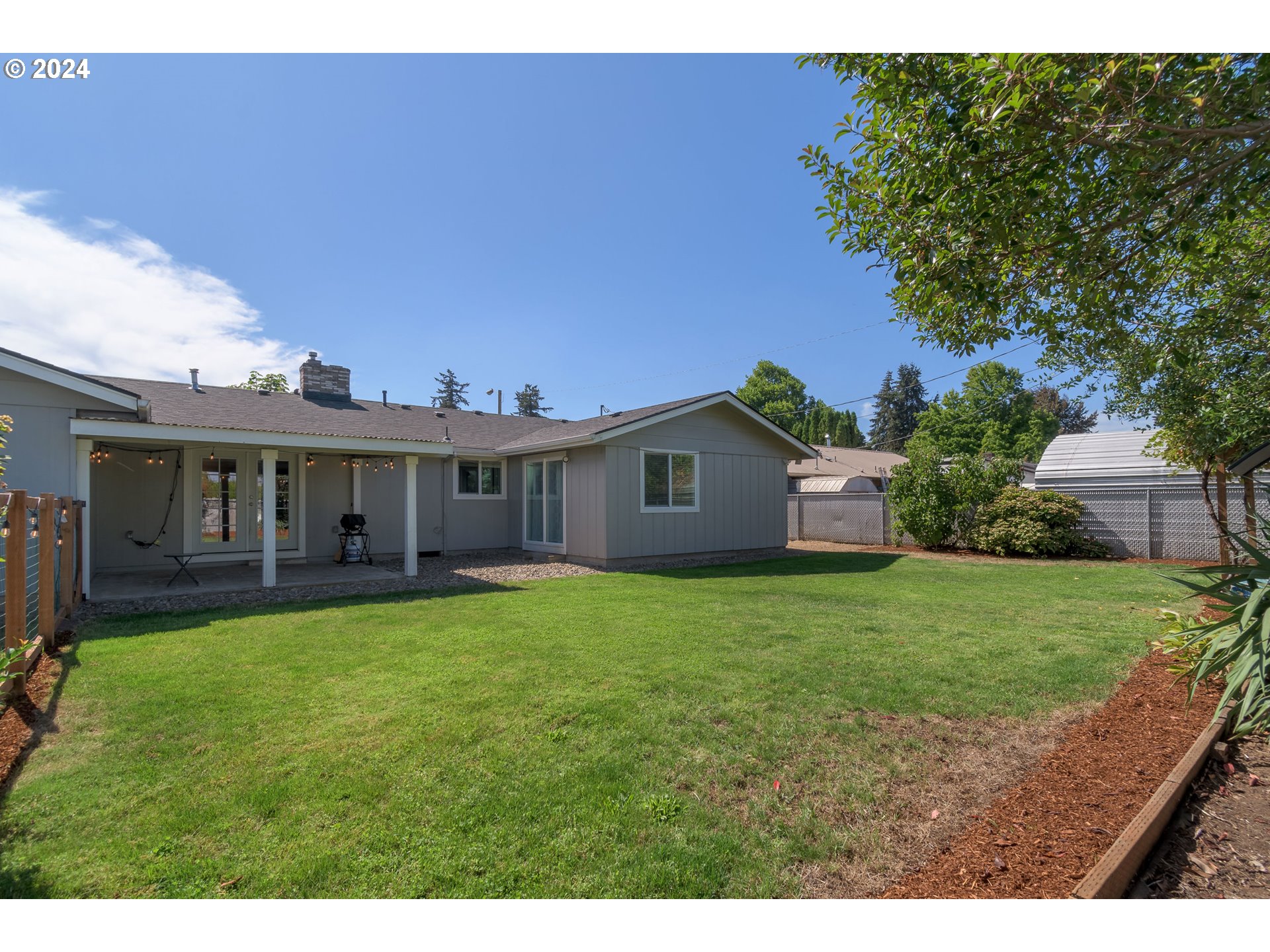 273 West Anchor Avenue Eugene, OR 97404 - Photo 38 of 43 a front view of a house with garden