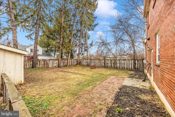 a view of back yard of the house