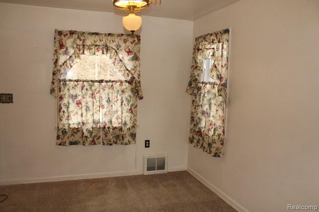 10321 Gordon Road Fenton, MI 48430 - Photo 9 of 37 Dining area.