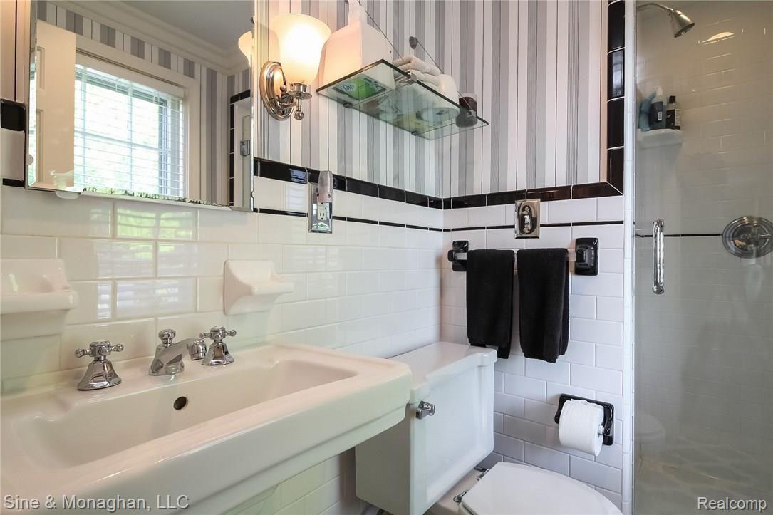 800 Washington Road Grosse Pointe, MI 48230 - Photo 25 of 43 025-Master_Bathroom-4214082-medium.jpg
