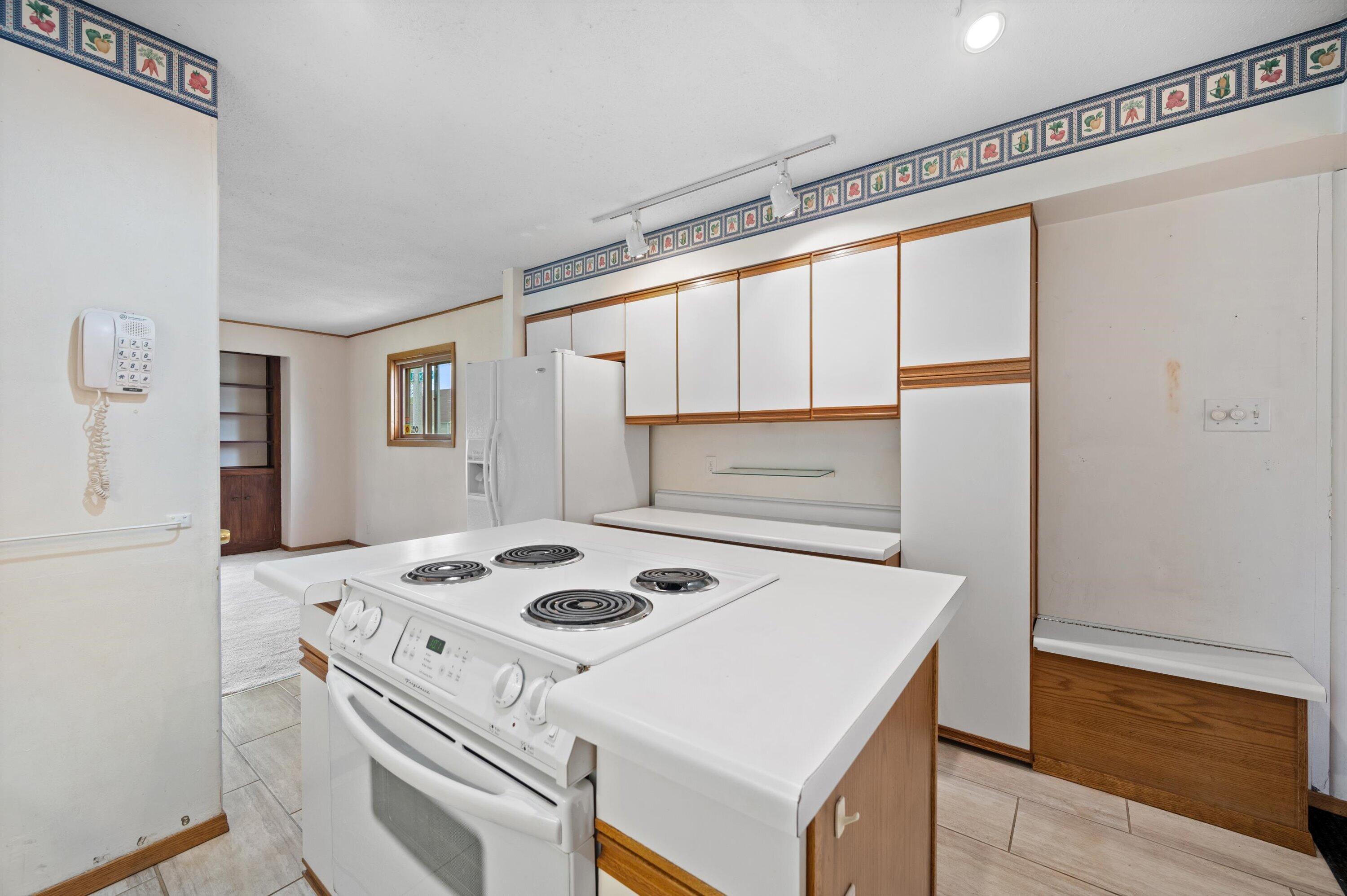 3802 South 18th Street Milwaukee, WI 53221 - Photo 8 of 34 Cooktop