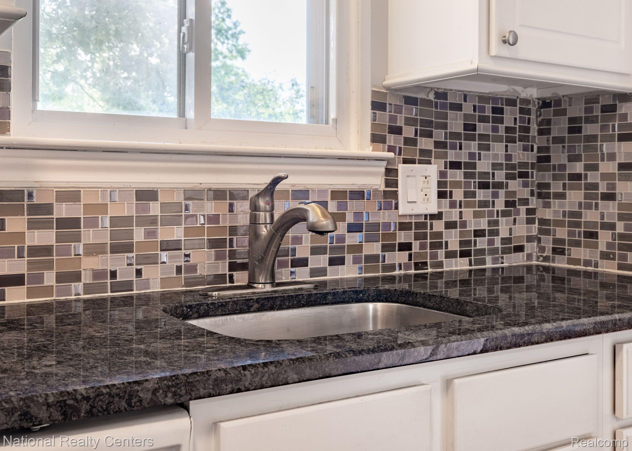 1663 Emerson Circle Rochester, MI 48307 - Photo 10 of 25 Granite counters