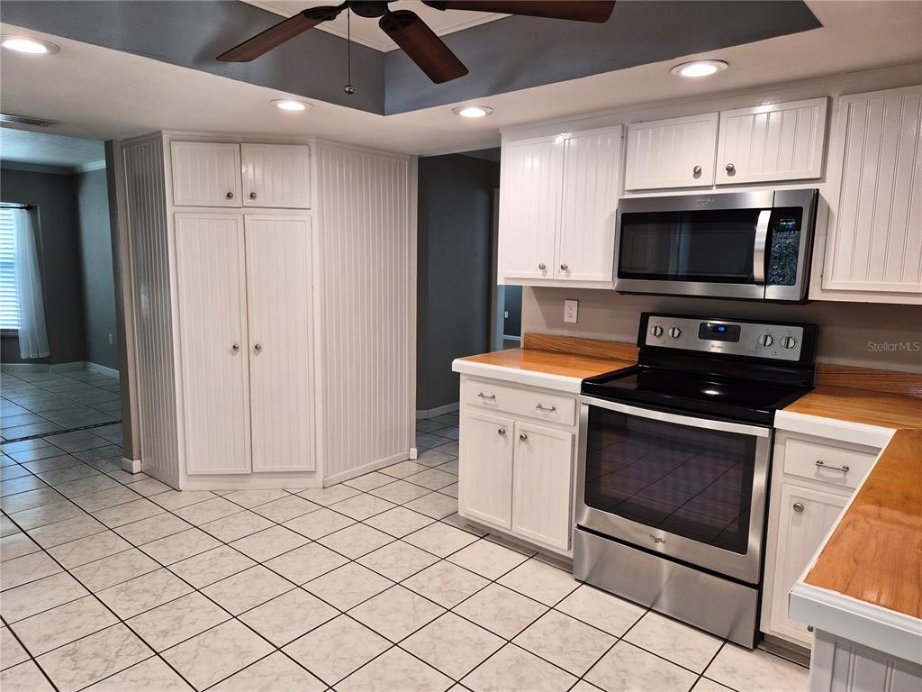 1080 Leeward Road Venice, FL 34293 - Photo 9 of 33 a kitchen with stainless steel appliances granite countertop a stove microwave and a sink