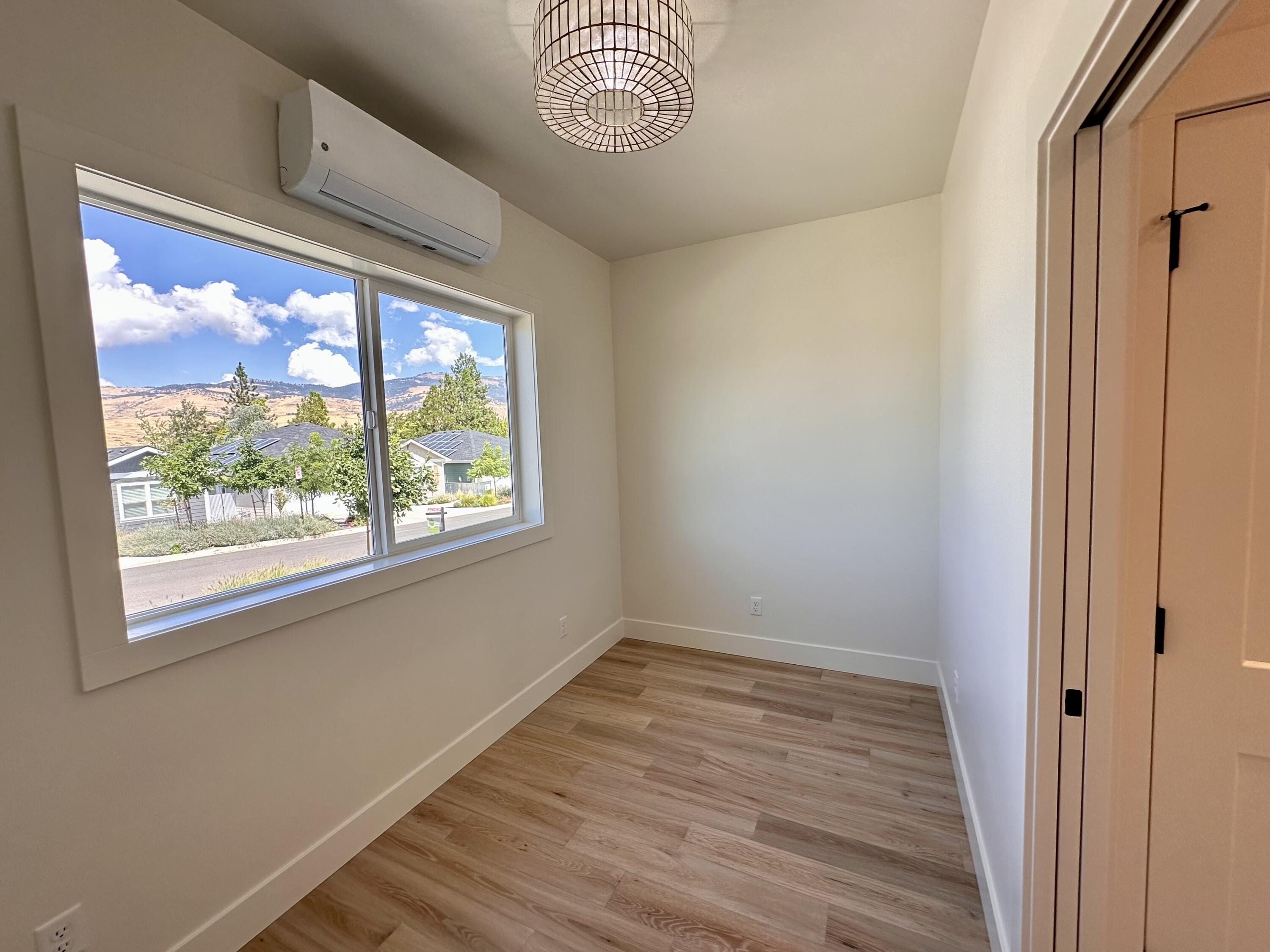 380 Randy Street Ashland, OR 97520 - Photo 24 of 43 Office