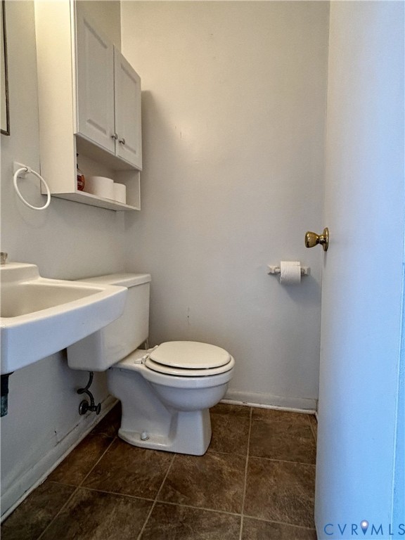 3860 Governors Way Virginia Beach, VA 23452 - Photo 11 of 22 a bathroom with a toilet a sink and mirror