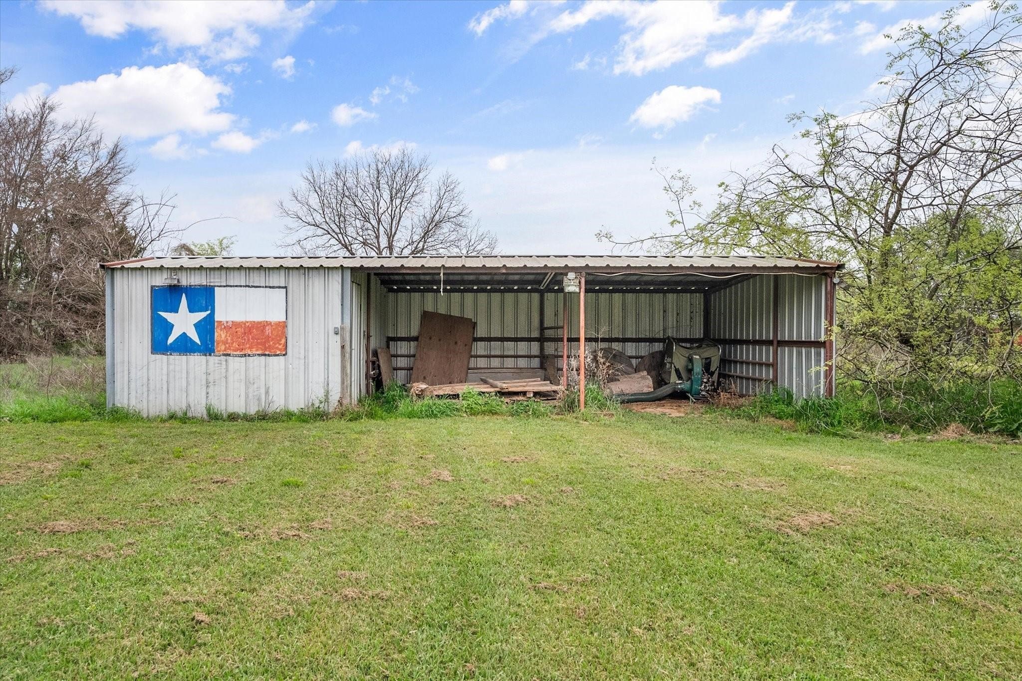 230 Freestone County Road, Unit 141 Streetman, TX 75859 - Photo 21 of 40 a backyard of a house with lots of green space