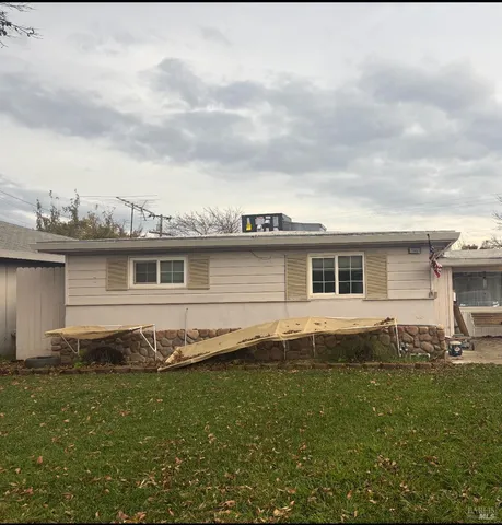a view of a house with a yard