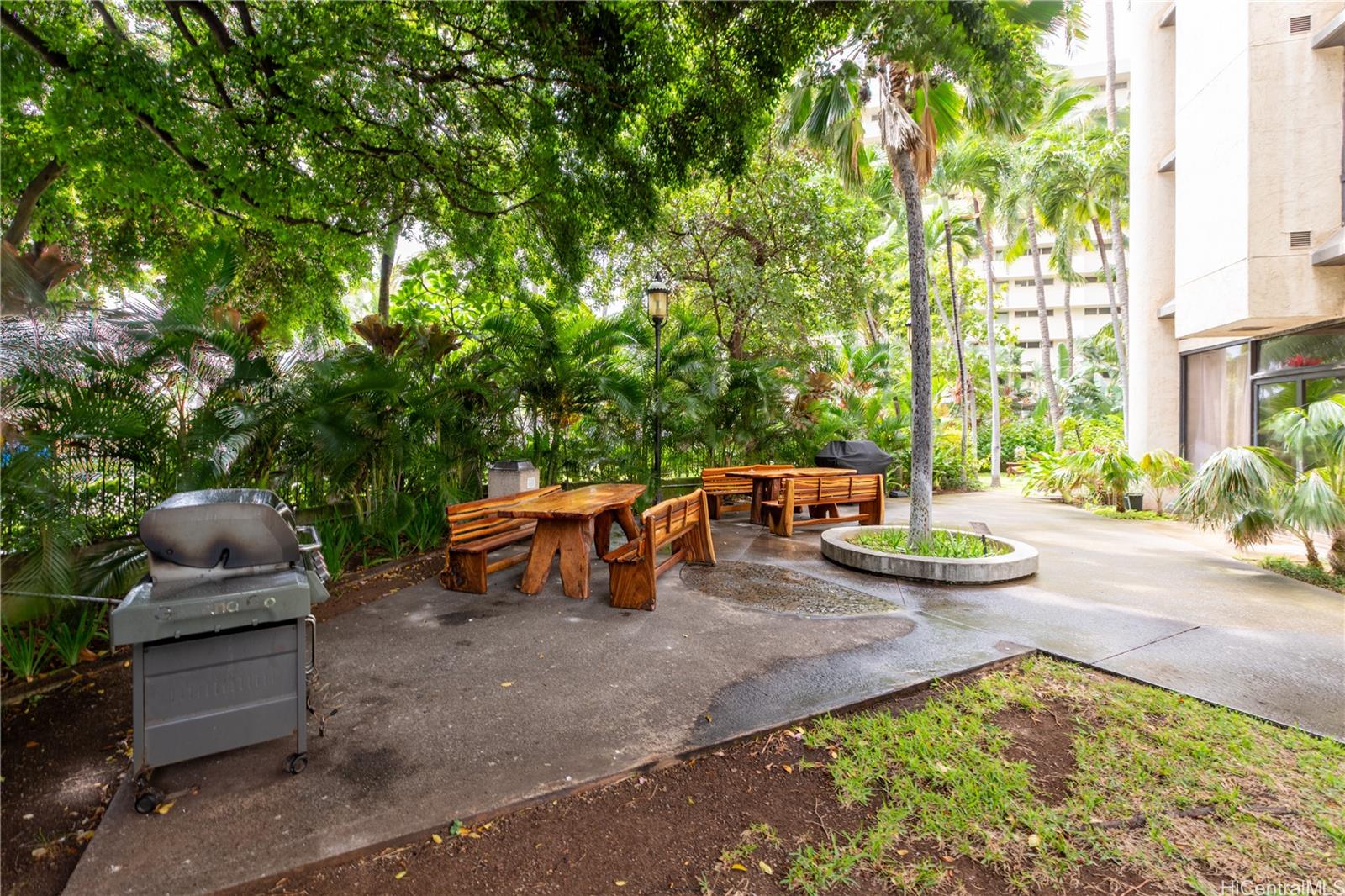 300 Wai Nani Way, Unit I2004 Honolulu, HI 96815 - Photo 15 of 25 BBQ Area