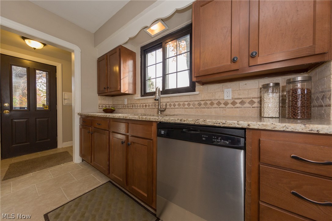 3119 Ludlow Road Cleveland, OH 44120 - Photo 11 of 35 Beautifully renovated and large eat-in Kitchen
