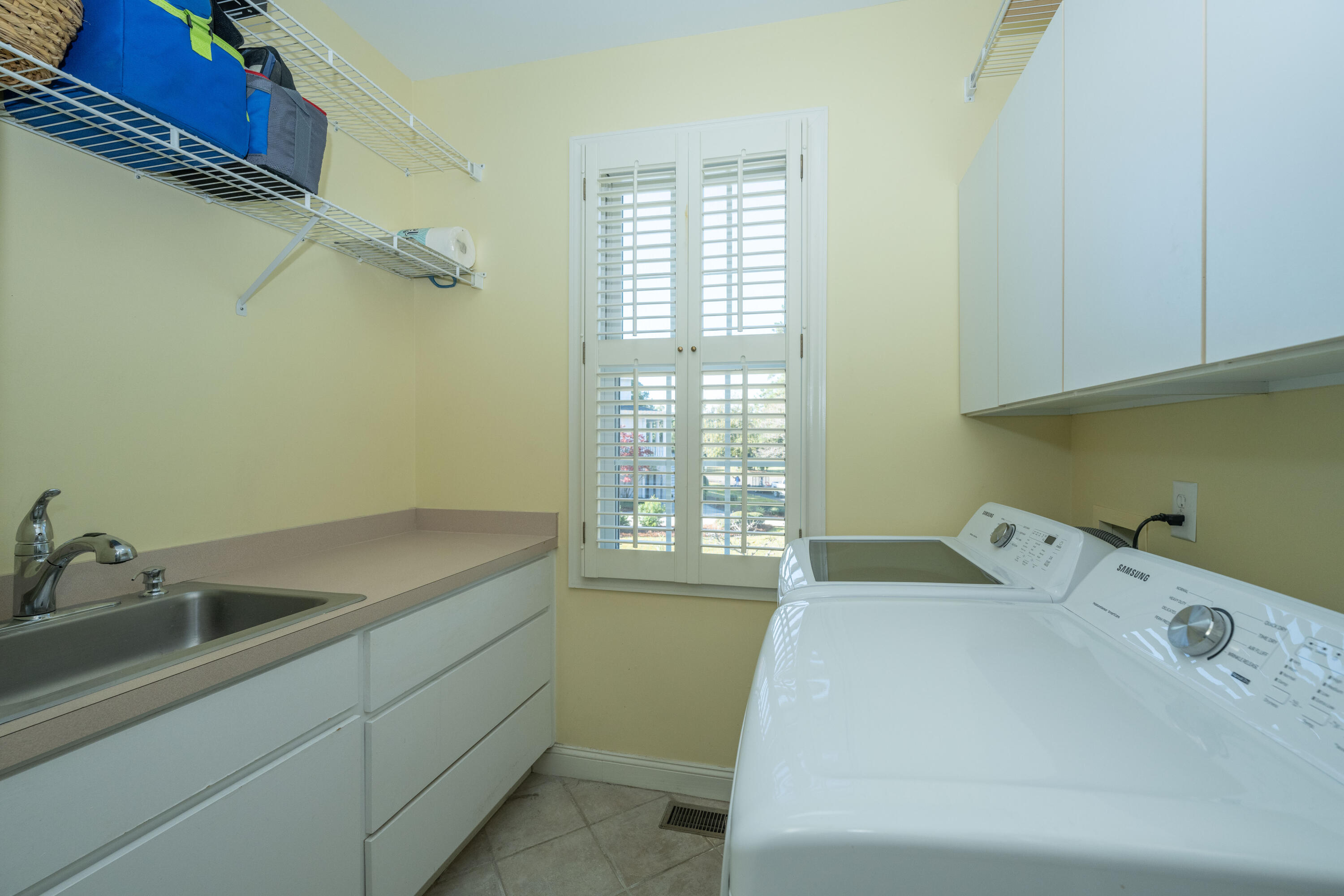 308 Jamesbury Road Charleston, SC 29492 - Photo 26 of 56 Walk in Laundry Space