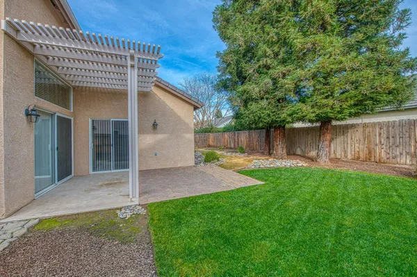a view of back yard of the house