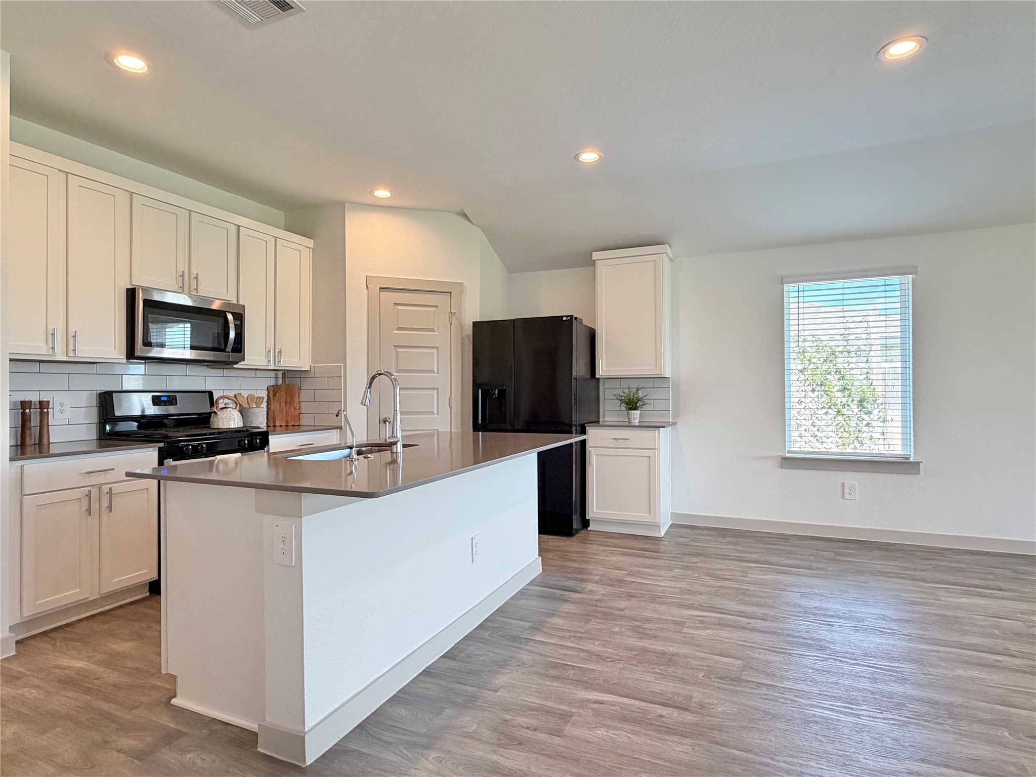 41 Desert Spring Lane Manvel, TX 77578 - Photo 4 of 18 Stainless steel appliances, fridge stays.