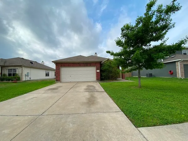 $1,950 | 207 Brown Street, Hutto, TX 78634