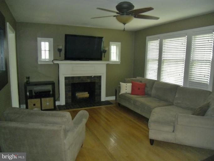 10011 Sutherland Road Silver Spring, MD 20901 - Photo 3 of 18 Interior (General)