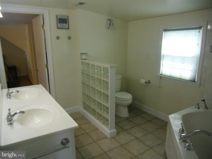 10011 Sutherland Road Silver Spring, MD 20901 - Photo 8 of 18 Bath