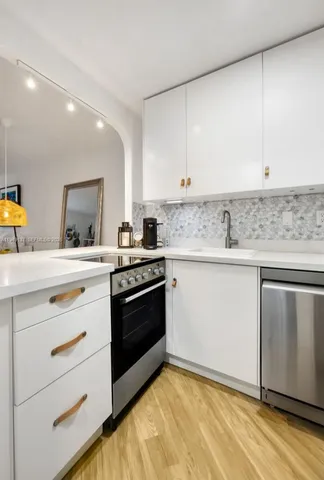 $3,000 | 2899 Collins Avenue, Unit 1638, Miami Beach, FL 33140