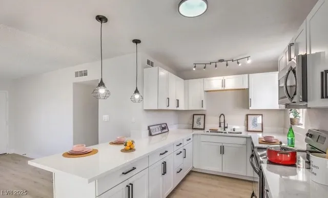 $1,700 | 2033 Hassell Avenue, North Las Vegas, NV 89032