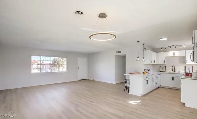 $1,700 | 2033 Hassell Avenue, North Las Vegas, NV 89032