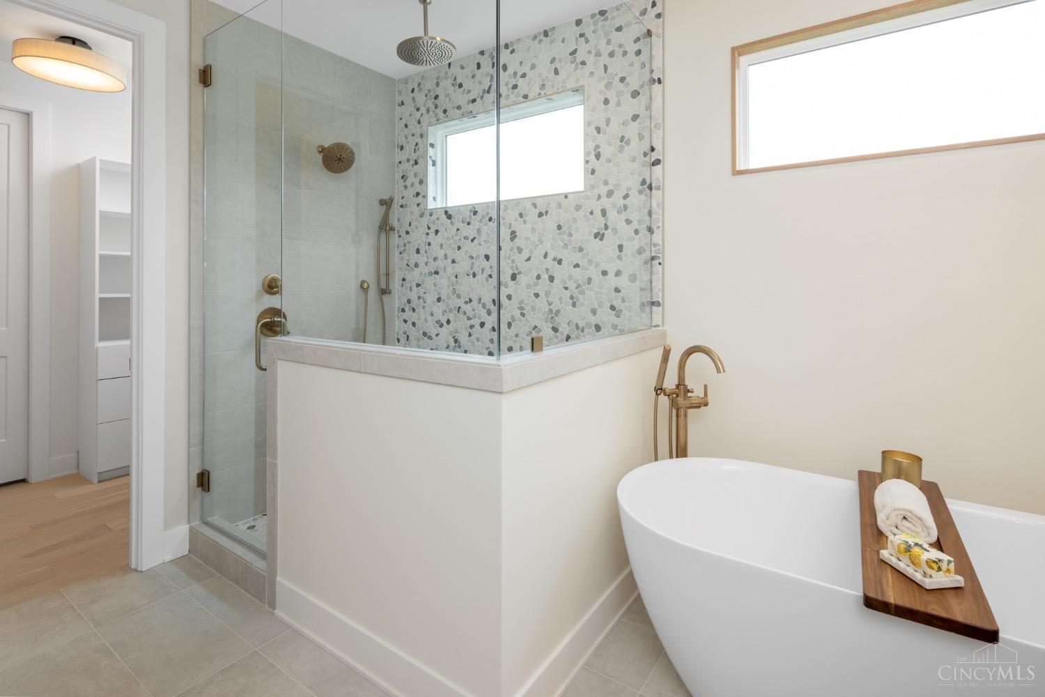 6991 Shadow Ridge Road Cincinnati, OH 45230 - Photo 17 of 33 Primary Bath w/ walk in closet