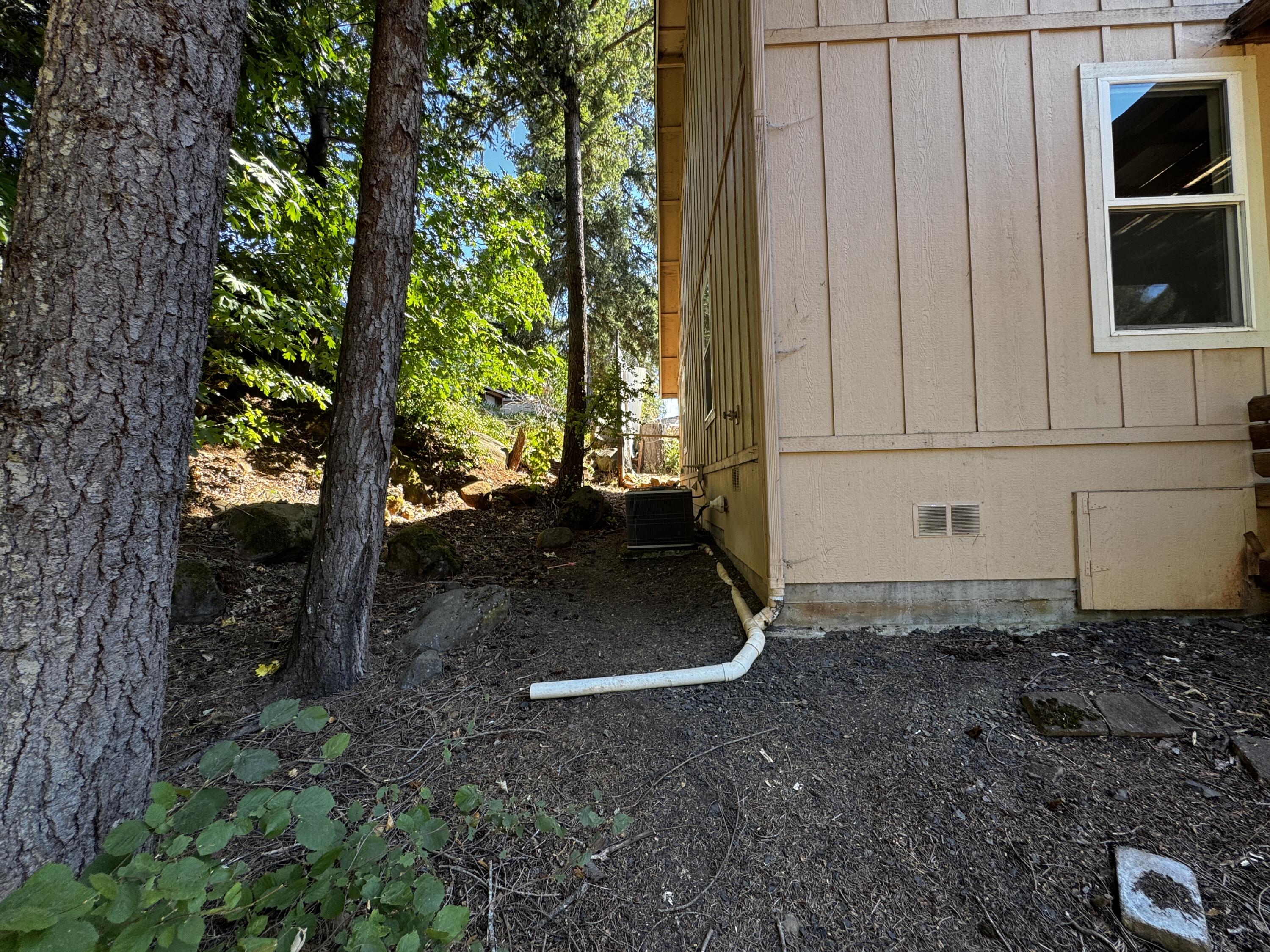 240 Bluff Street Butte Falls, OR 97522 - Photo 34 of 34 a backyard of a house with lots of green space