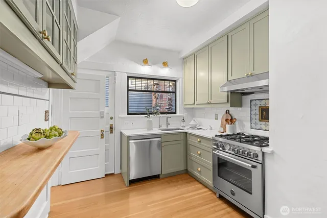 $1,550,000 | 2553 5th Avenue North, Seattle, WA 98109