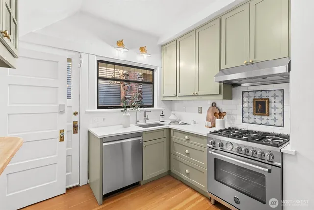 $1,550,000 | 2553 5th Avenue North, Seattle, WA 98109