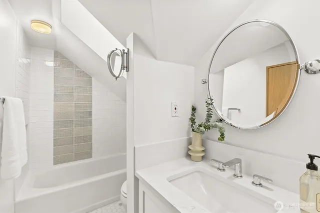 $1,550,000 | 2553 5th Avenue North, Seattle, WA 98109