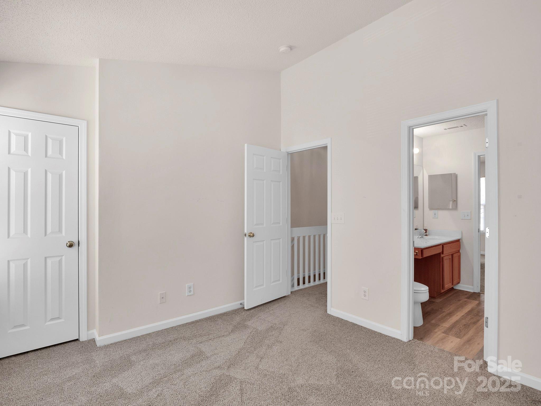 3209 Blythe Ridge Court Charlotte, NC 28213 - Photo 20 of 31 an empty room with mirror and entrance